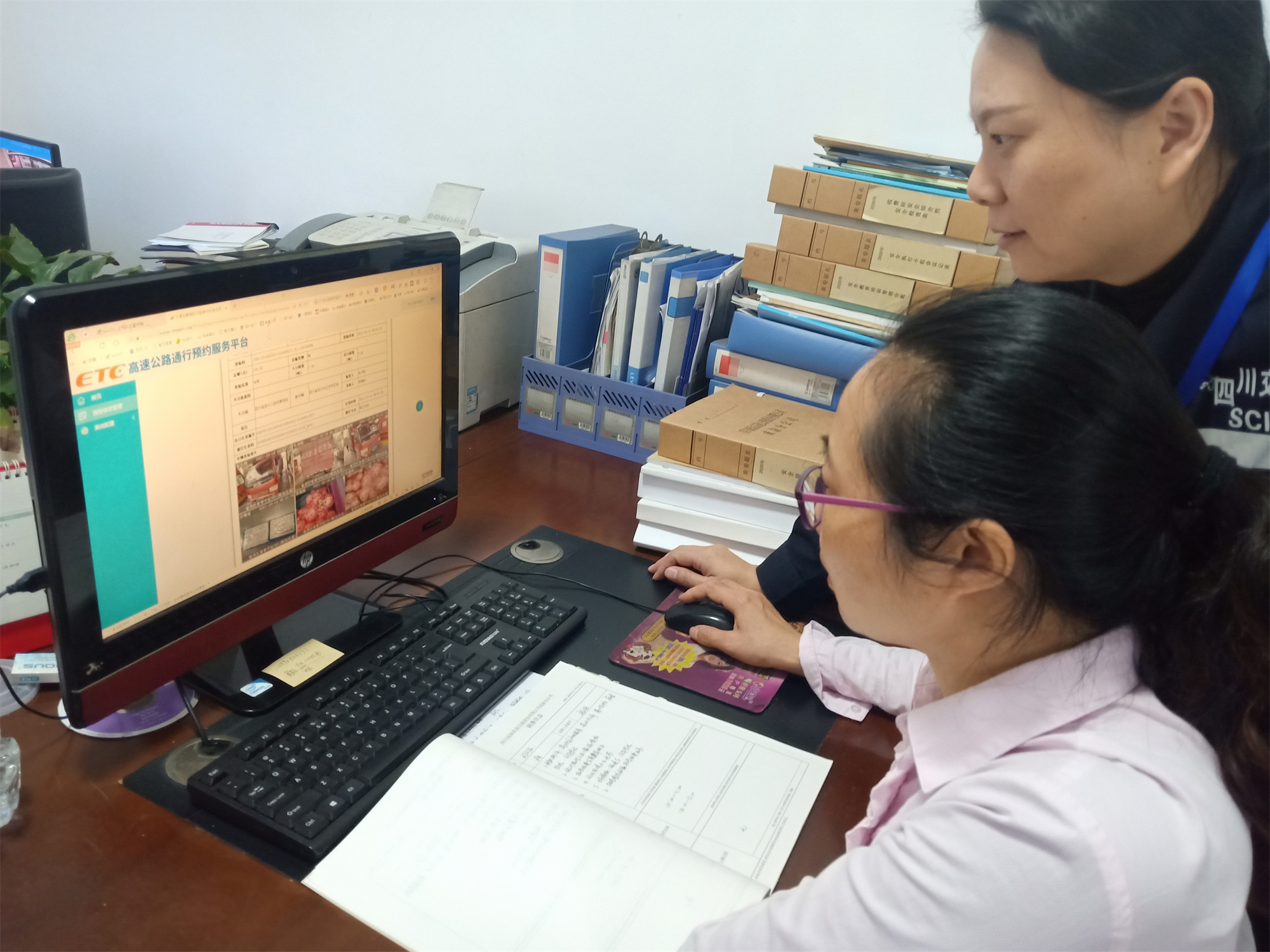 成渝高速公路市中区收费站持续加强绿色通道管理