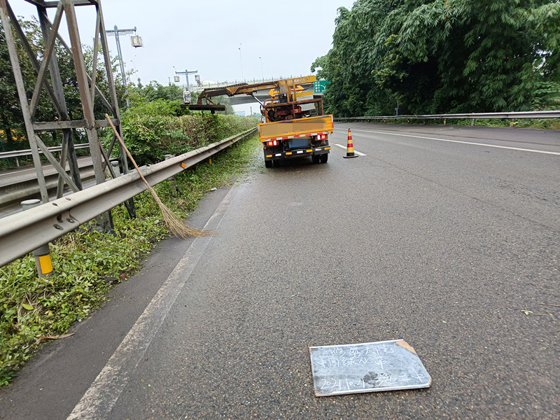 2021.10.20+成渝分公司+内江管理处加强环境治理提升路容路貌+龚大英 2021.10.20+成渝分公司+内江管理处加强环境治理提升路容路貌+龚大英