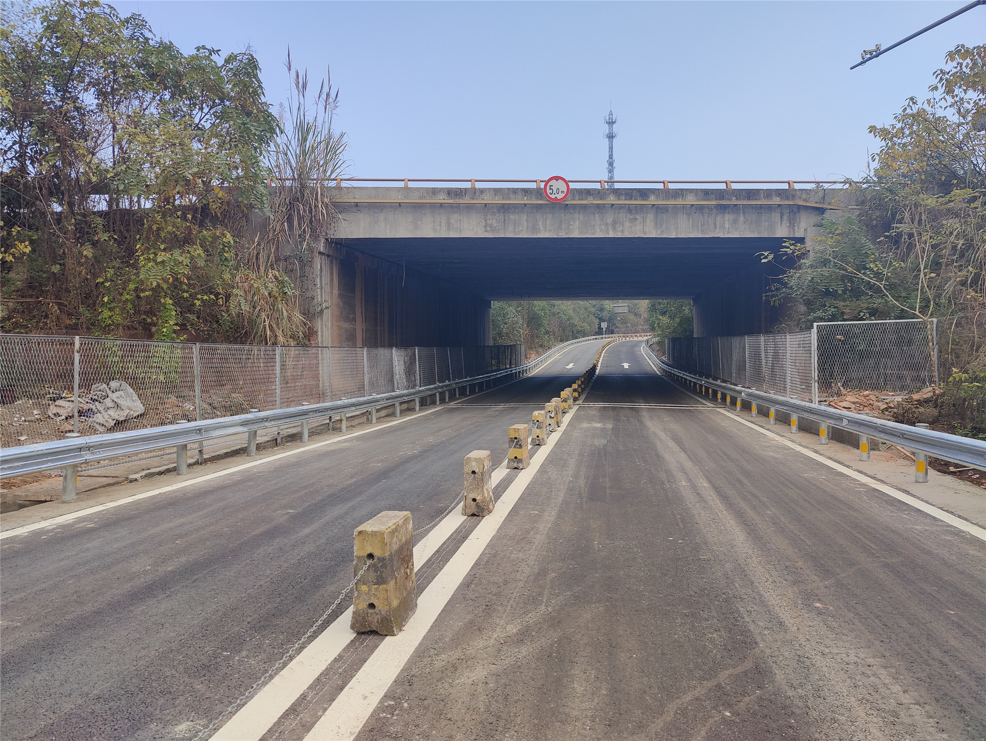 成渝分公司完成成渝高速金紫河大桥及石盘立交桥桥下净空调整工作