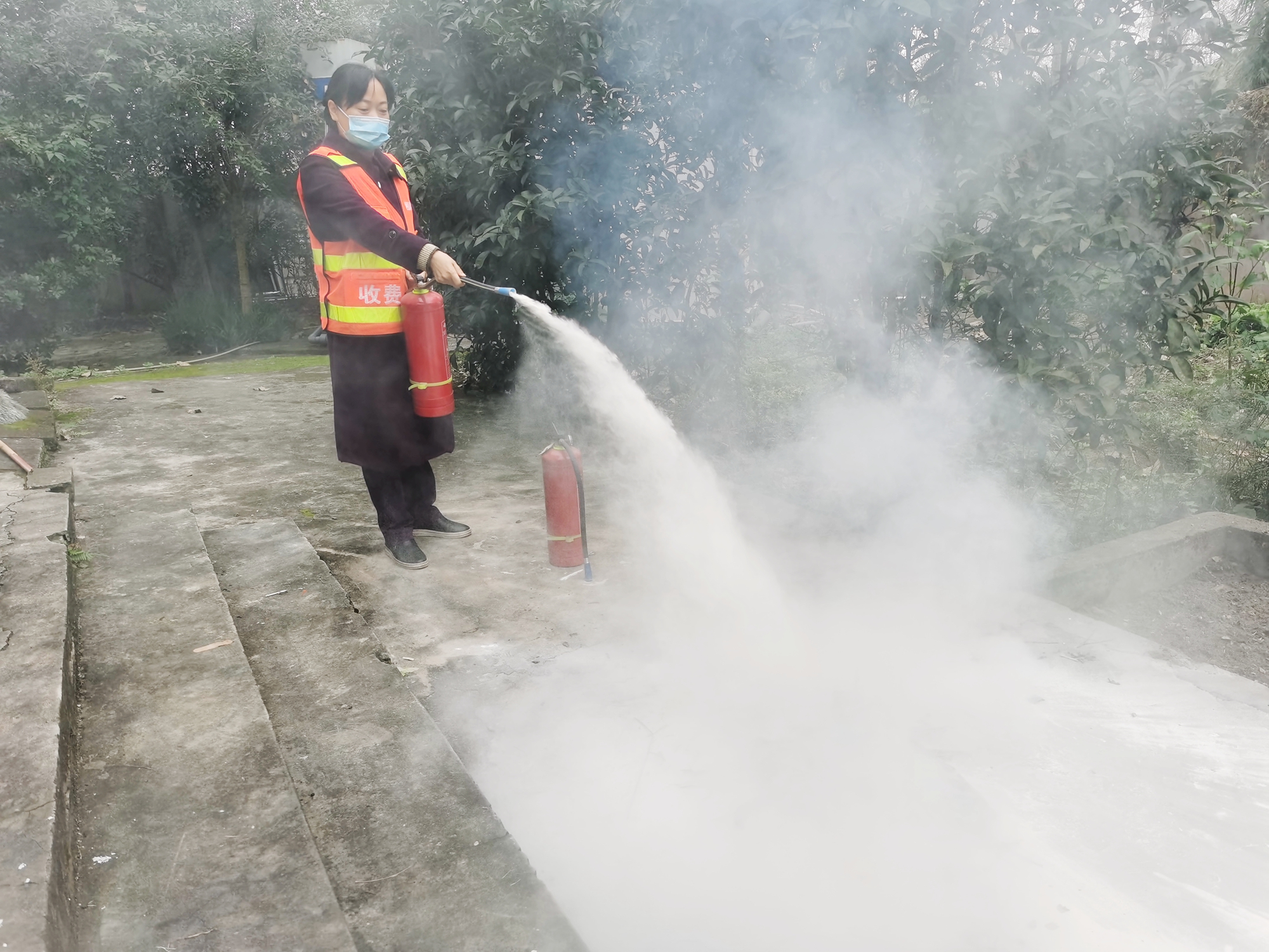 成渝高速公路球溪东收费站积极开展消防安全培训