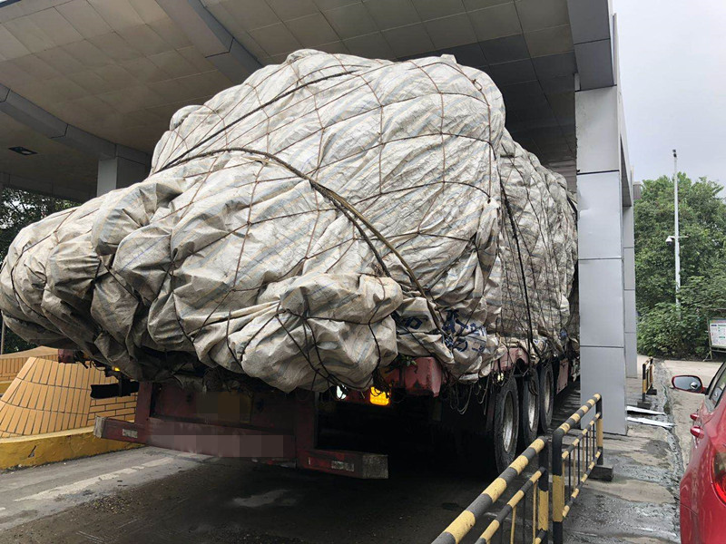 成渝高速内江联勤小组快速处置损坏路产逃逸车辆