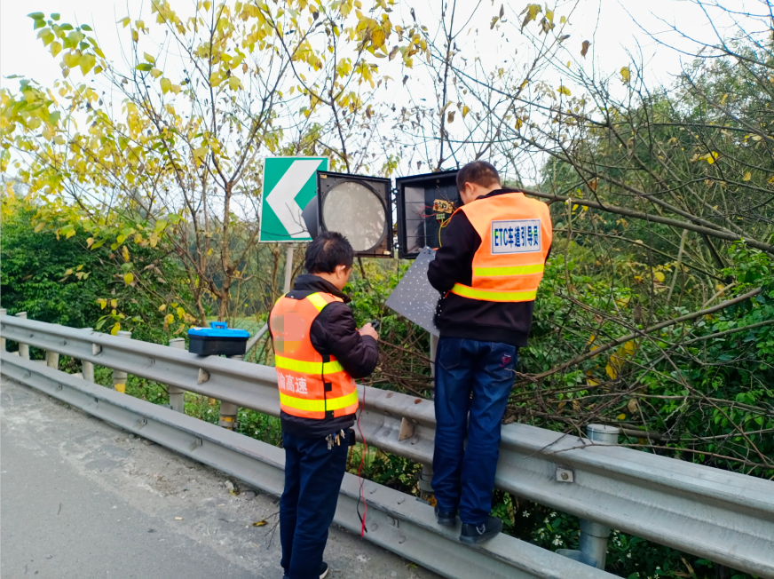 内江管理处完成路段频闪灯维护保养工作