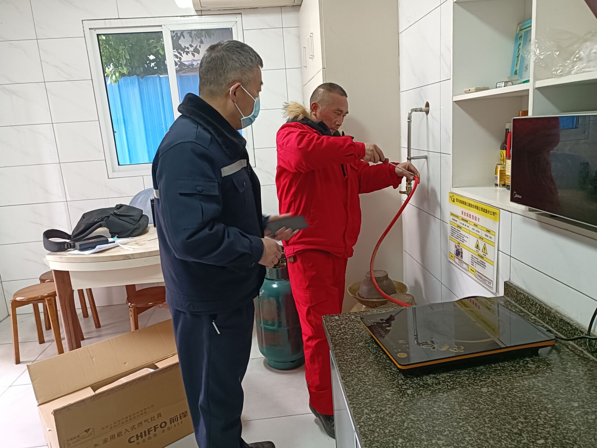 2021.12.29+成渝分公司+成渝高速公路石盘收费站完成天然气安装调试+陈鑫