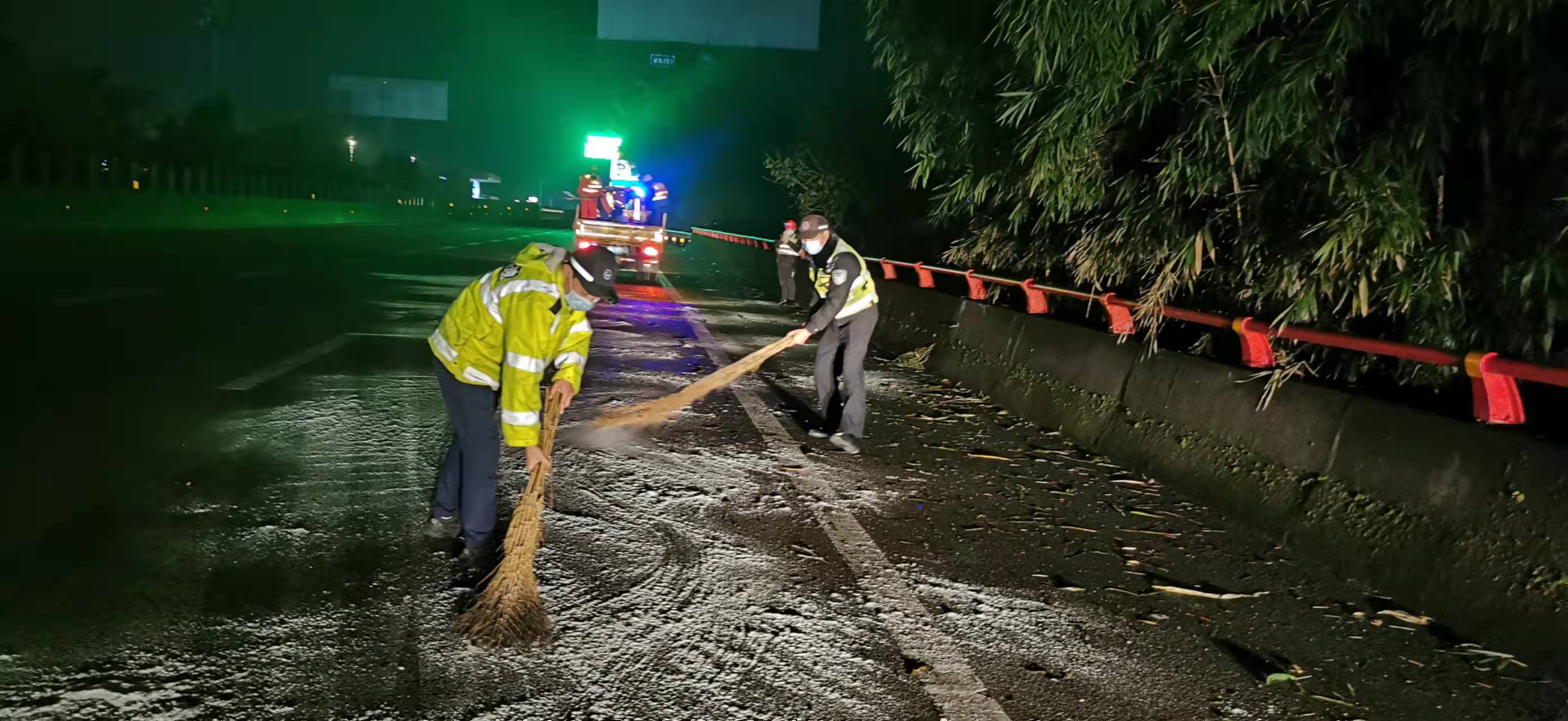 2021.12.27+成渝分公司+成渝高速内江联勤办开展预防性道路撒盐作业+肖凌凌 2021.12.27+成渝分公司+成渝高速内江联勤办开展预防性道路撒盐作业+肖凌凌