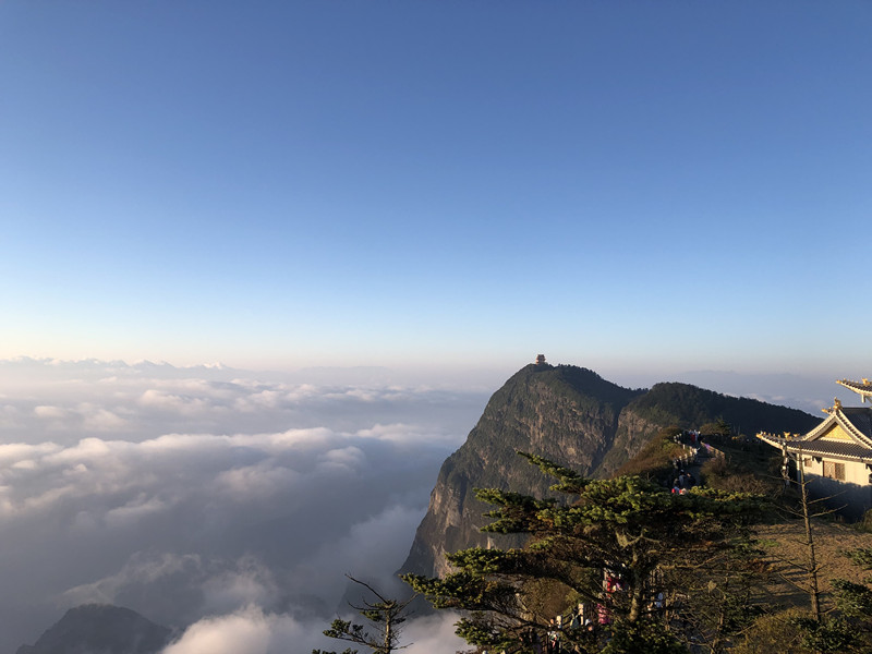 峨眉山颠的清晨——四川成渝高速公路股份有限公司成渝分公司+黄新华