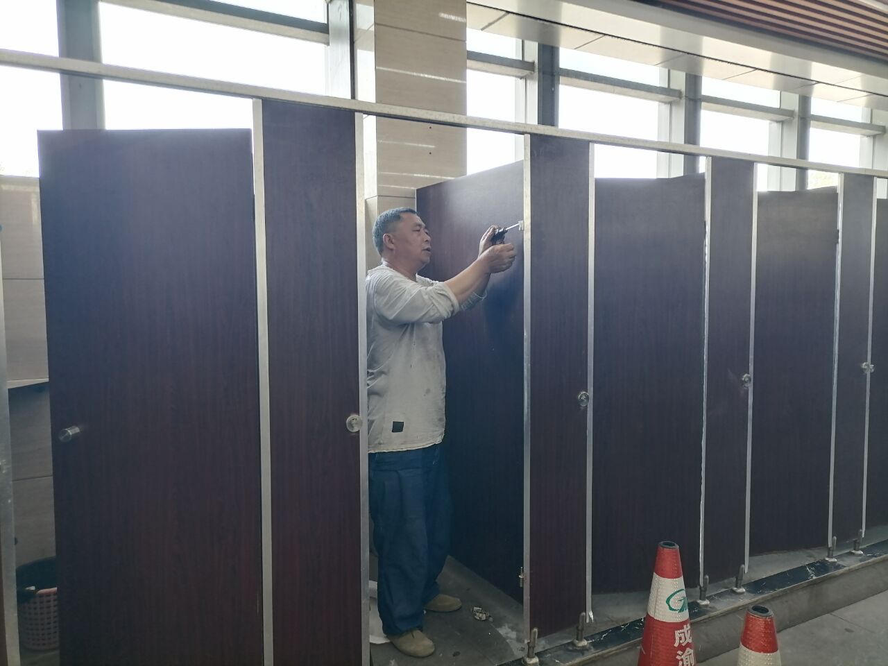 简讯：成渝高速公路内江服务区集中整治公厕环境