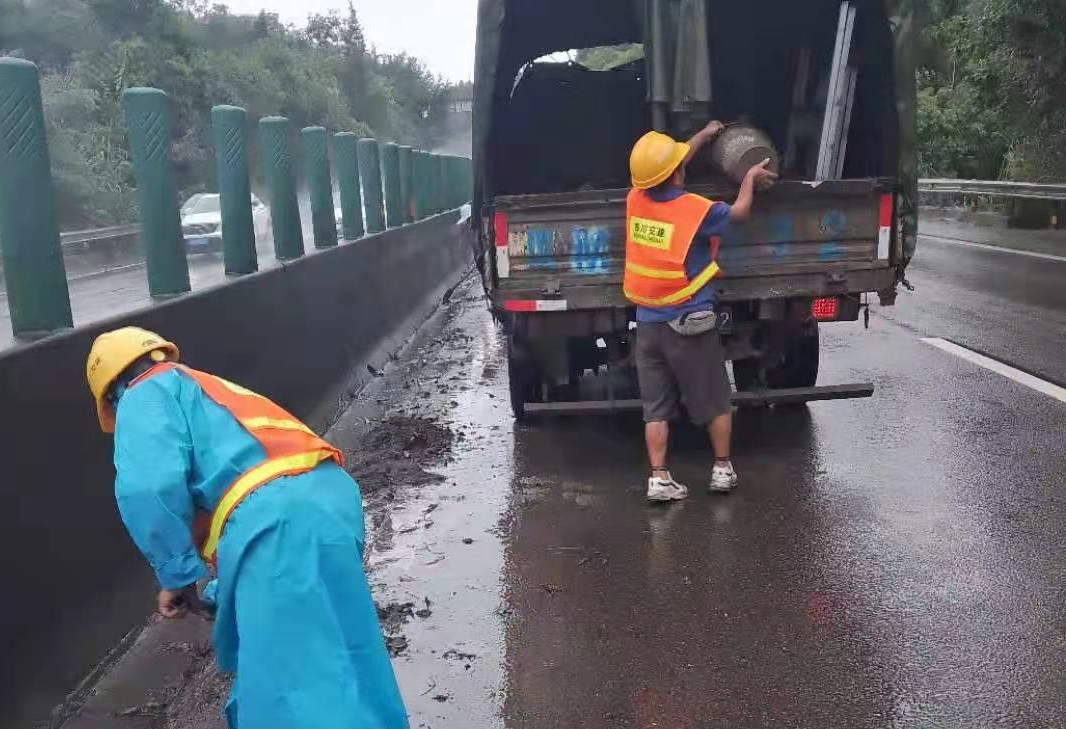 成都管理处及时疏通路段排水沟