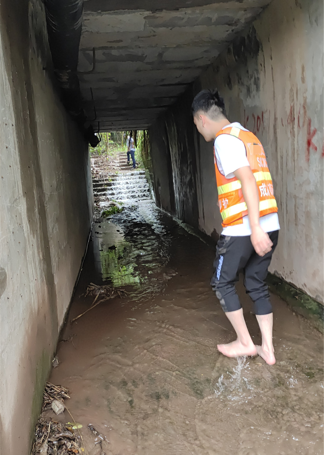 内江管理处积极处置涵洞排水不畅问题