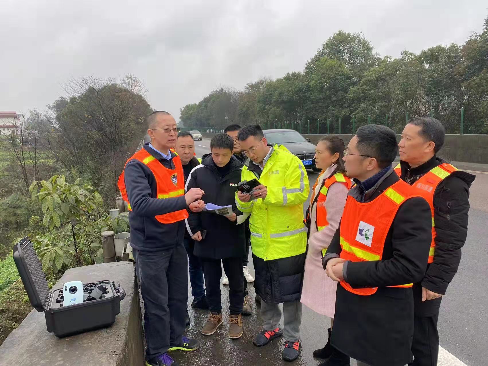 成渝分公司党委委员、副总经理周礼中检查成渝高速道路养护工作