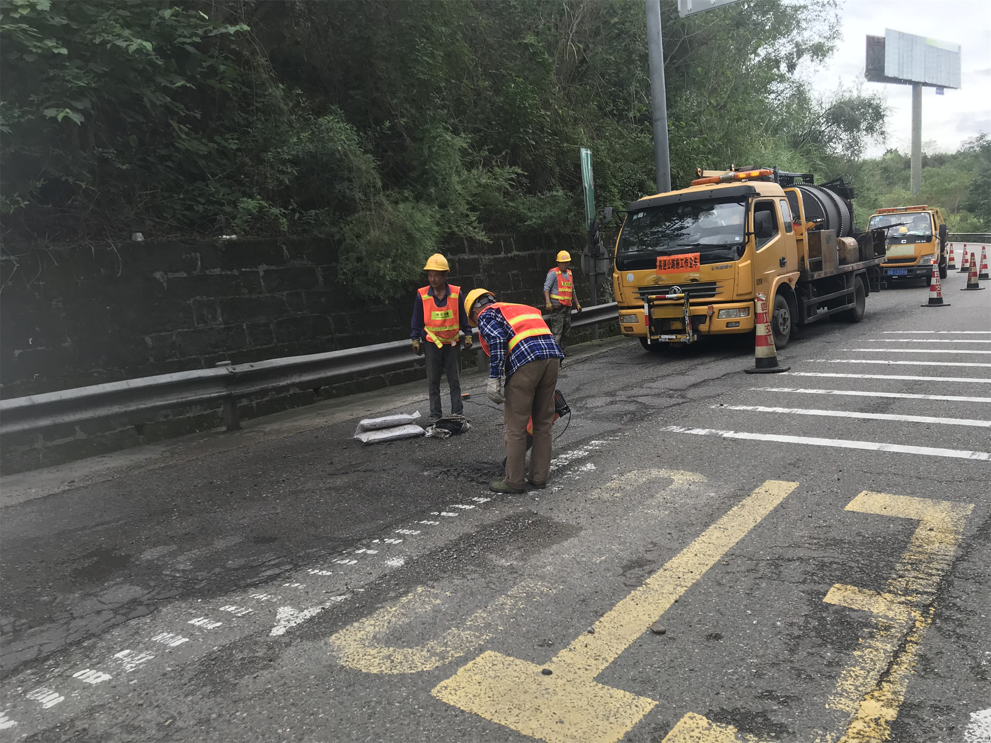 2022.10.9+成渝分公司+成渝高速椑木收费站及时消除车道安全隐患+钟晓峰