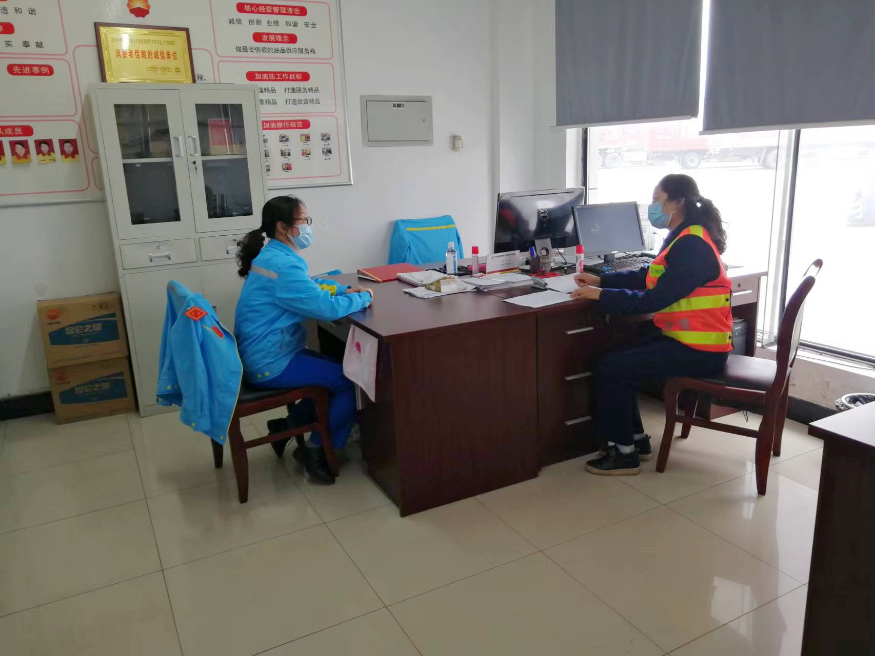 资阳管理处督促中路能源资中停车区加油站落实疫情防控措施