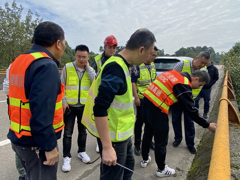 公司完善成渝高速转弯沱大桥桥梁护栏病害处治方案