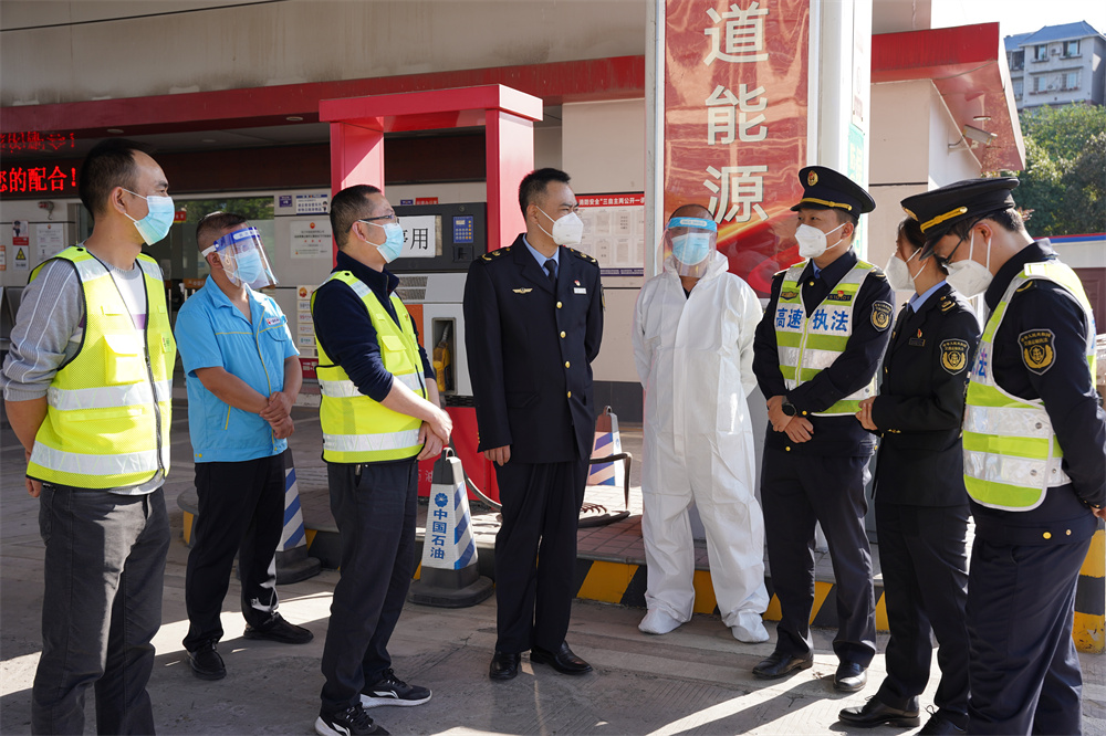 交通执法一支队调研成渝高速内江服务区疫情防控工作
