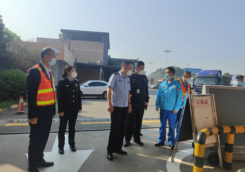 10.20+胡长海+交通执法第一支队到成渝高速资阳服务区开展疫情管控专项检查
