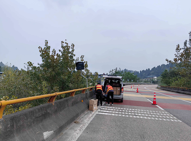 资阳管理处“以旧换新”升级道路交安设施