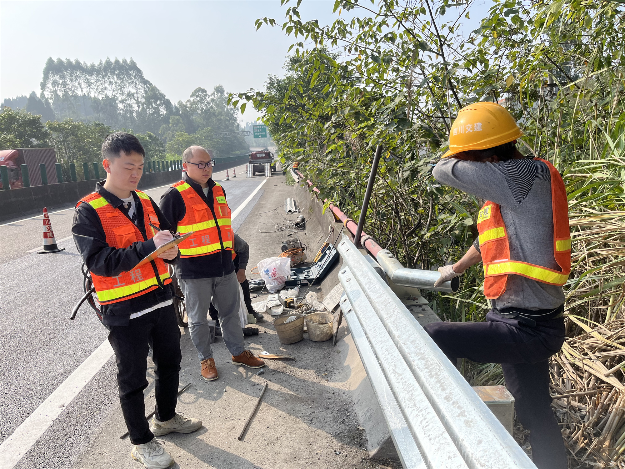 内江管理处开展桥梁栏杆升级改造推动桥梁安全防护升级