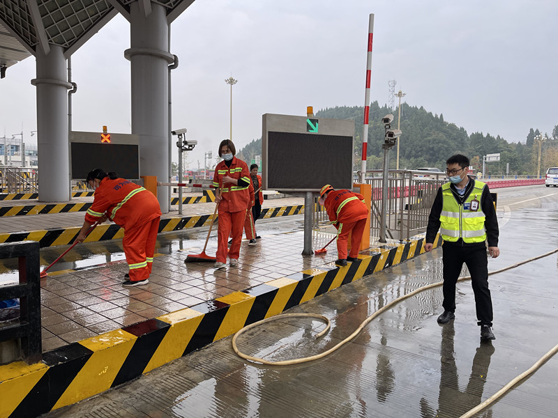 11.18+曾建+成渝高速资阳收费站强化车道环境卫生治理
