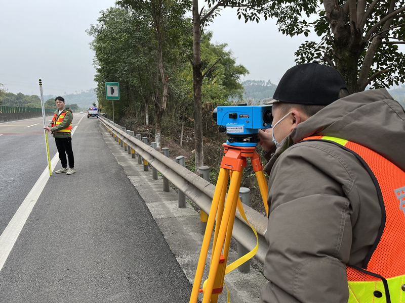 2022.12.17+成渝分公司+内江管理处持续开展路基沉降观测工作+秦英杰 2022.12.17+成渝分公司+内江管理处持续开展路基沉降观测工作+秦英杰