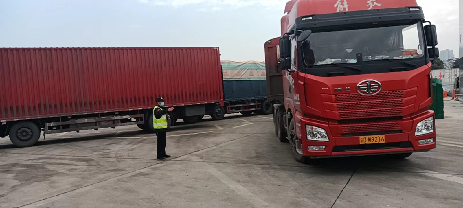 12.26+黄旭鹰+资阳管理处积极维护资中停车区成渝电走廊暨重卡换电站施工现场安全秩序