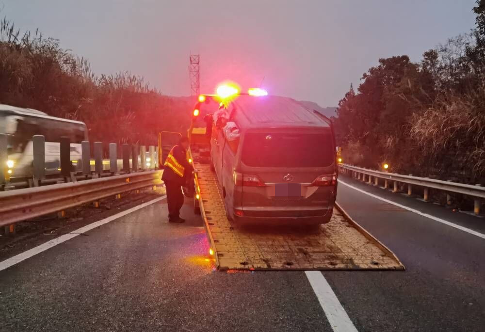 12.9+ 王超 江荣中+成都管理处快速处置单车事故保畅通 12.9+ 王超 江荣中+成都管理处快速处置单车事故保畅通