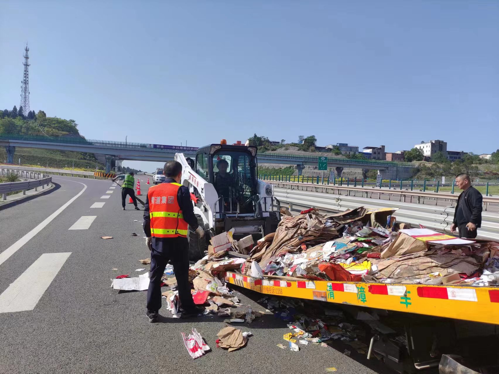 成都管理处及时清理路面散落货物