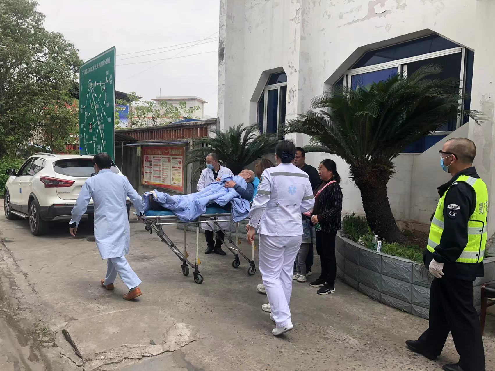 简讯：成渝高速银山收费站热心救助病危老人