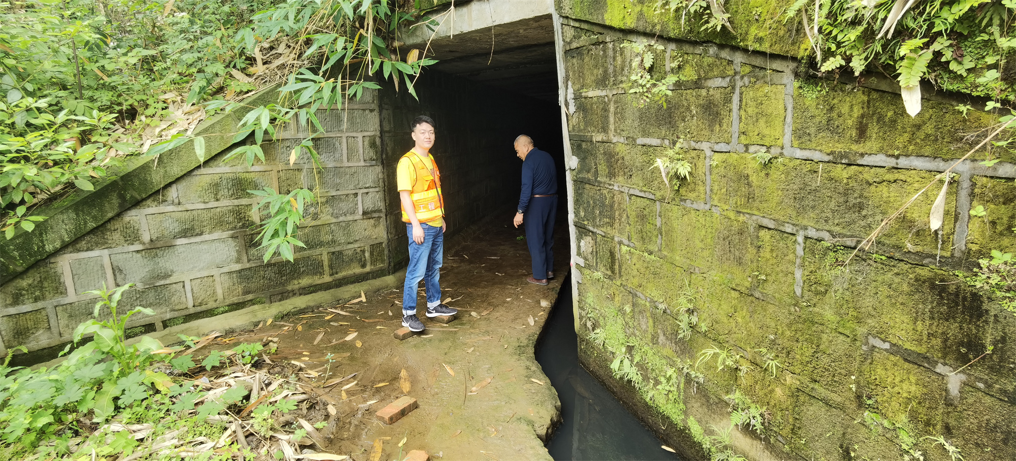 内江管理处清理堵塞涵洞为群众解难题