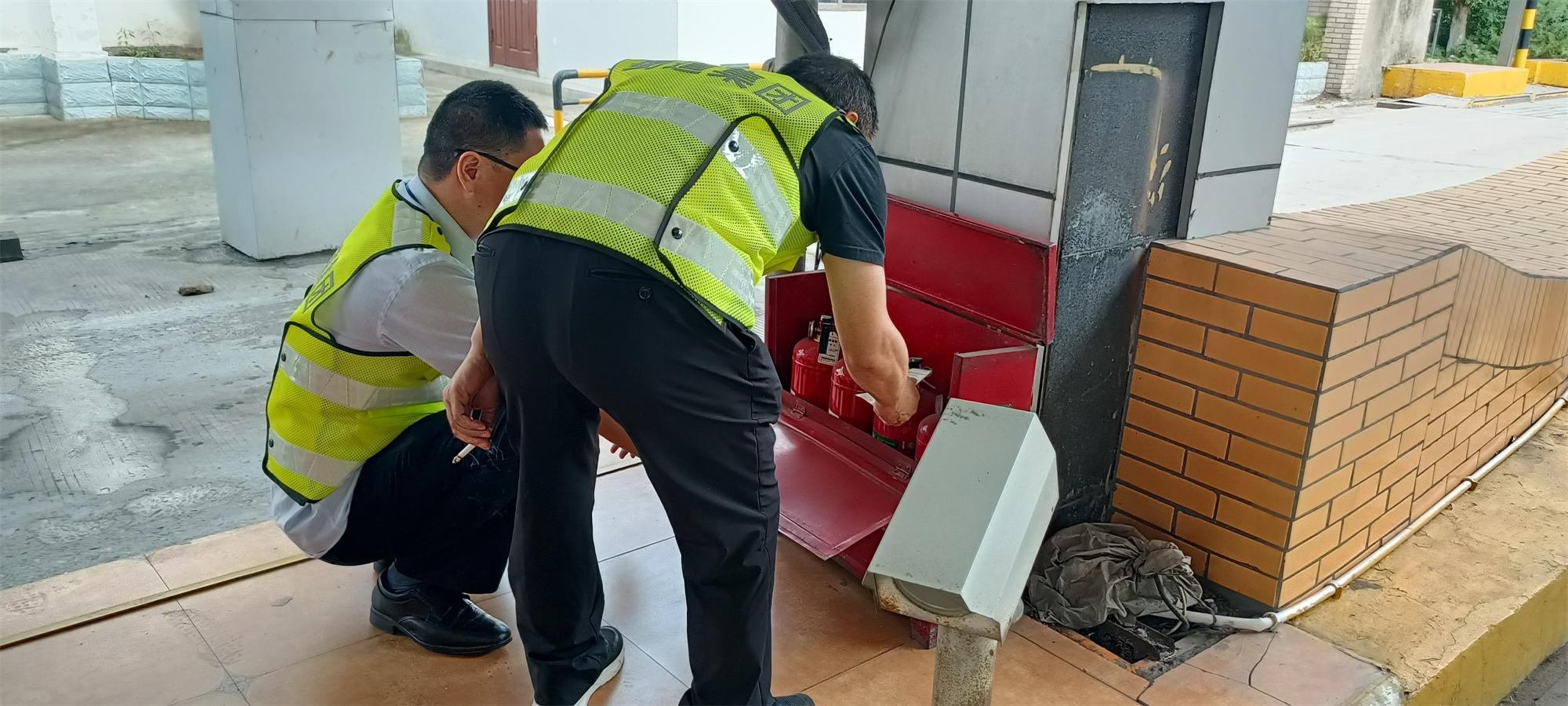 成渝高速银山收费站开展夏季消防安全检查