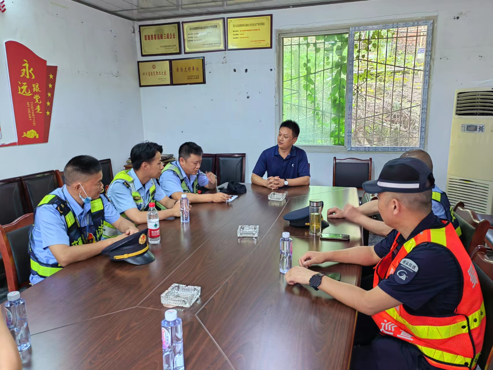 成渝高速资阳联勤办联合地方交通运输部门开展6月“五进”安全宣传活动