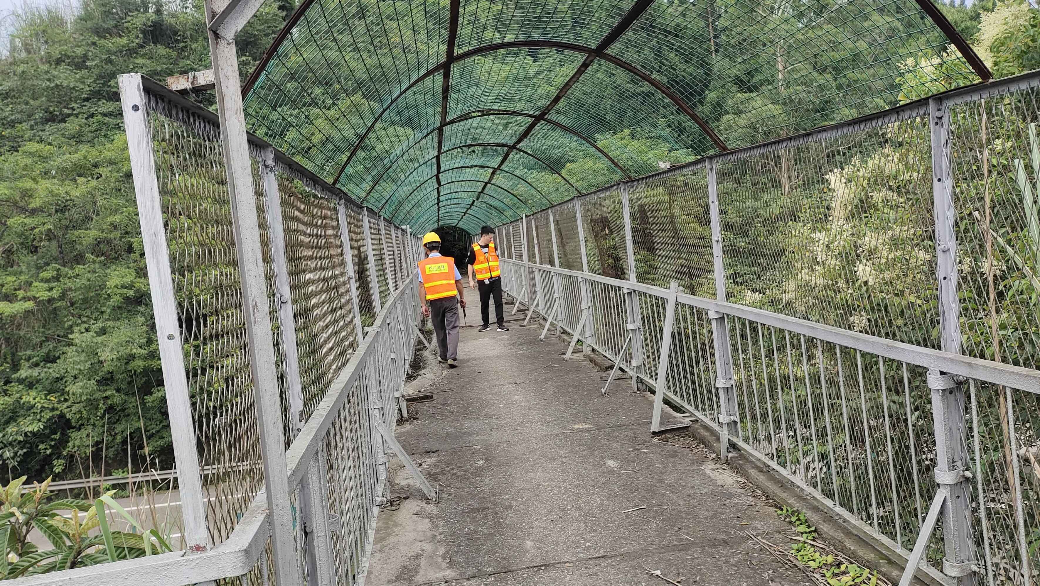 内江管理处处治跨线桥梁栏杆病害