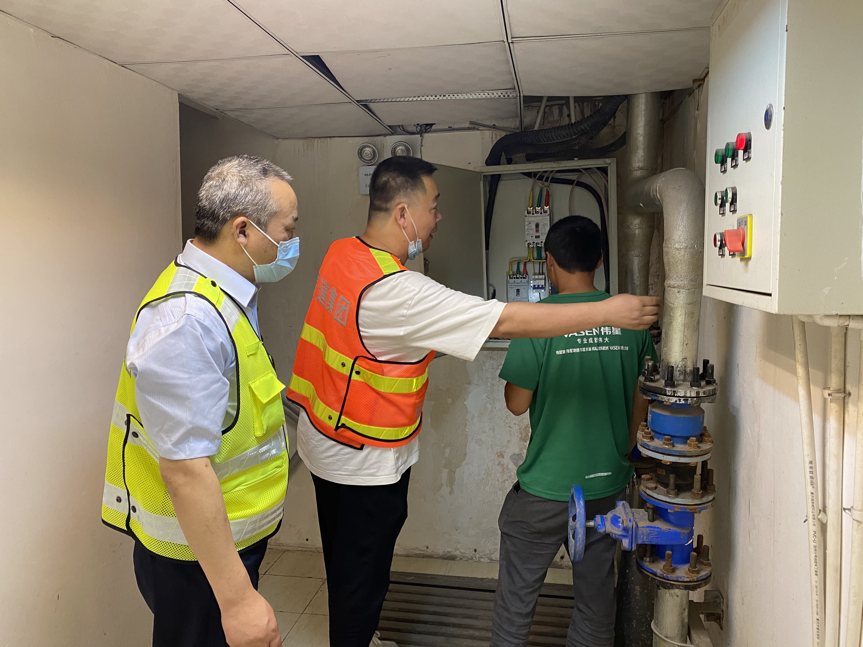 2022.6.6+成渝分公司+成渝高速公路简阳北收费站开展汛期隐患排查整治工作+钟梦影 2022.6.6+成渝分公司+成渝高速公路简阳北收费站开展汛期隐患排查整治工作+钟梦影