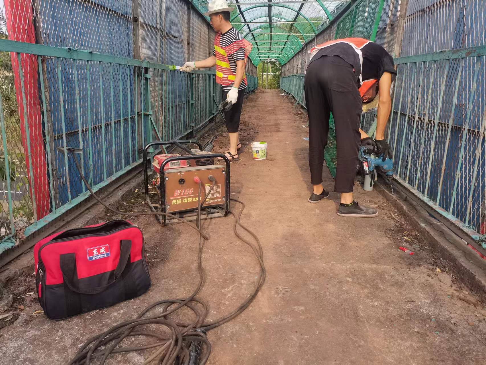 成都管理处开展人行天桥防抛网及栏杆整修施工