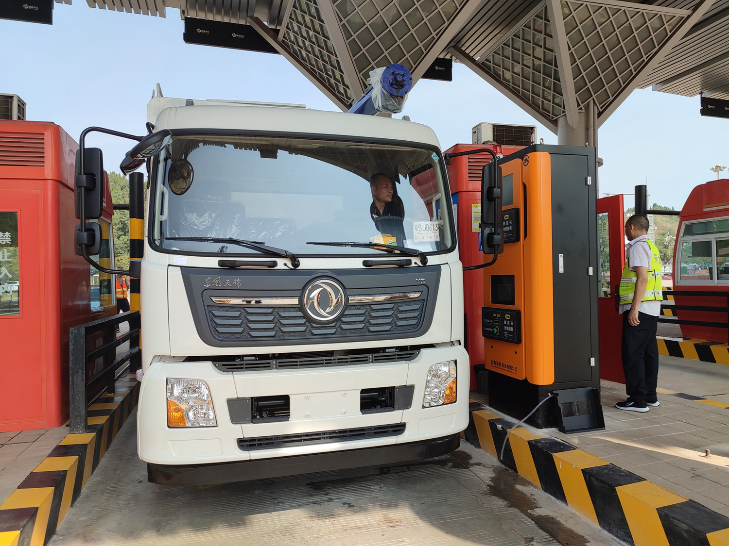 成渝高速公路车道智慧收费机器人系统正式投入试运行