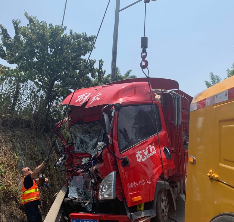 2022.7.14+成渝分公司+成渝高速内江联勤办紧急救援追尾货车+易国辉