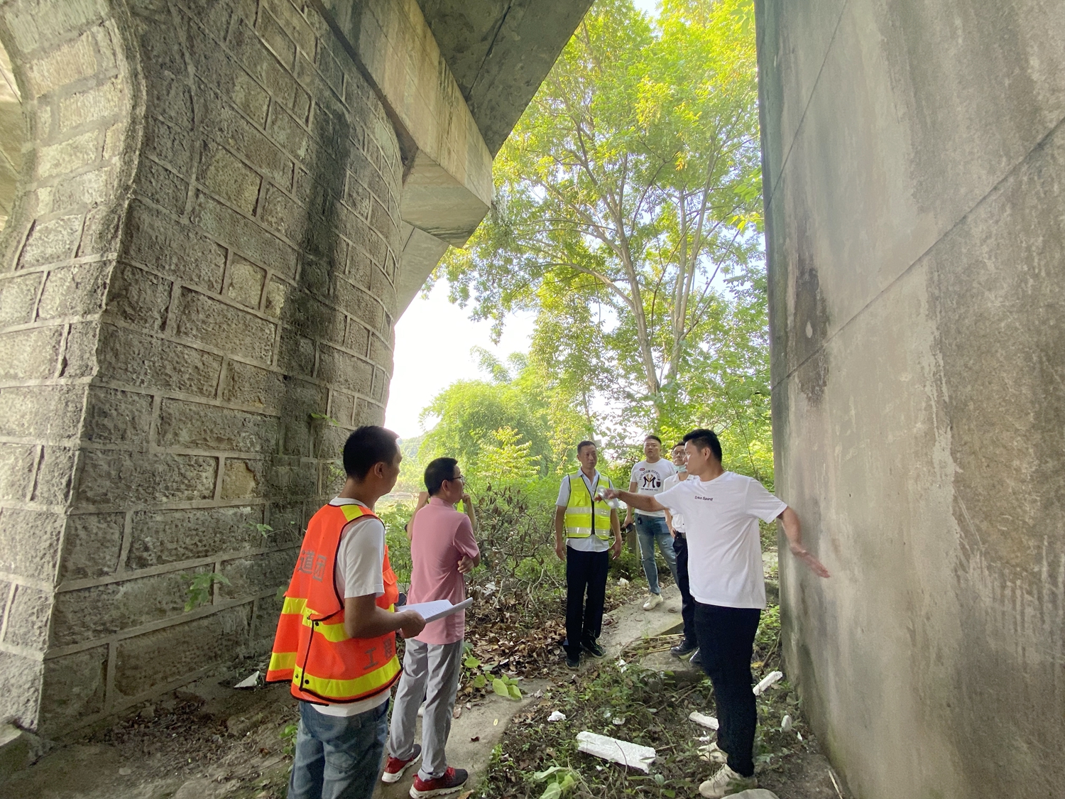 7.5+李国鑫 邹丽+资阳管理处开展沱江引水工程管线穿越成渝高速公路选址踏勘