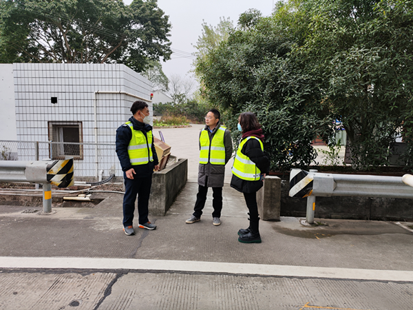 1.28+刘志伯+成渝分公司党委委员、副总经理邓勇到龙泉收费站开展春节慰问暨保畅工作检查