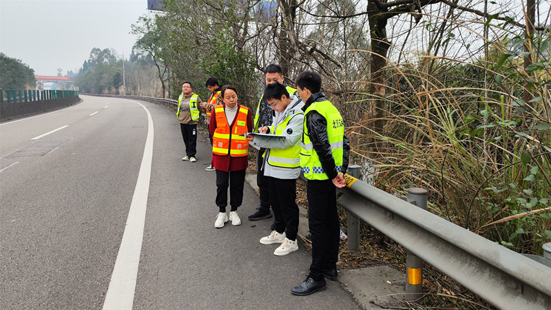 成渝分公司现场调查成渝高速内江段路面病害