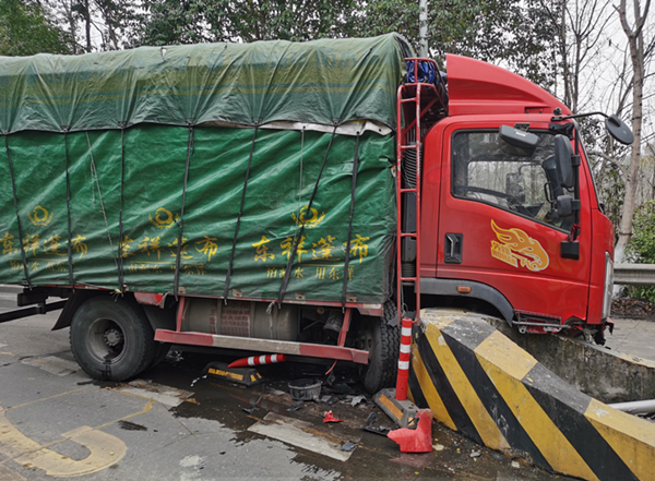 2023.2.19+成渝分公司+成渝高速银山收费站紧急处理交通事故雷海霞 2023.2.19+成渝分公司+成渝高速银山收费站紧急处理交通事故雷海霞