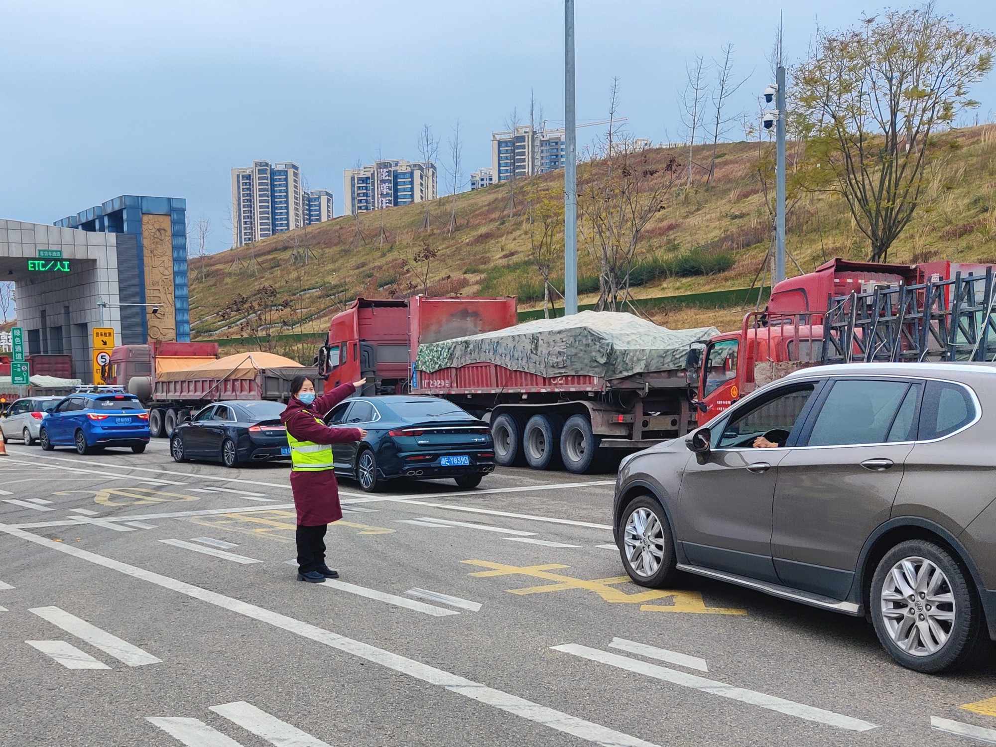 成渝高速资阳高新区收费站积极应对治超压力