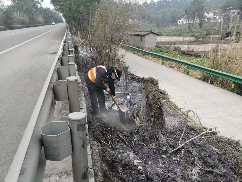 2023.2.2+成渝分公司+简讯:内江管理处快速扑灭边坡明火+李程 2023.2.2+成渝分公司+简讯:内江管理处快速扑灭边坡明火+李程