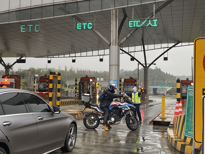 成渝高速简阳北收费站及时劝返违法上路摩托车