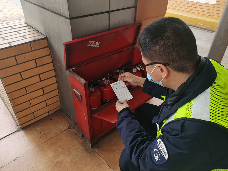 成渝高速银山收费站开展安全隐患排查