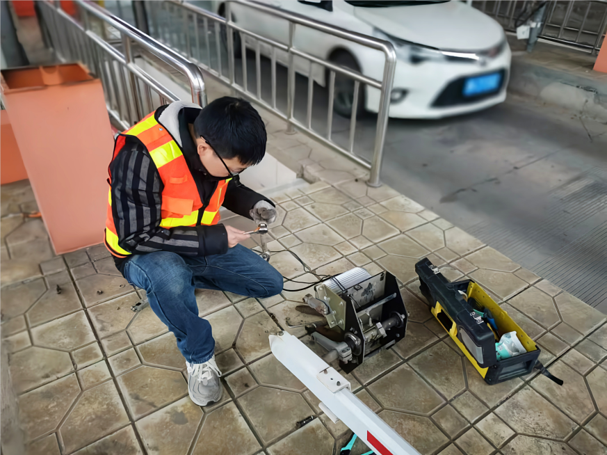 2023.3.16+成渝分公司+简讯：内江管理处及时抢修收费站故障栏杆机+吴嗣芳