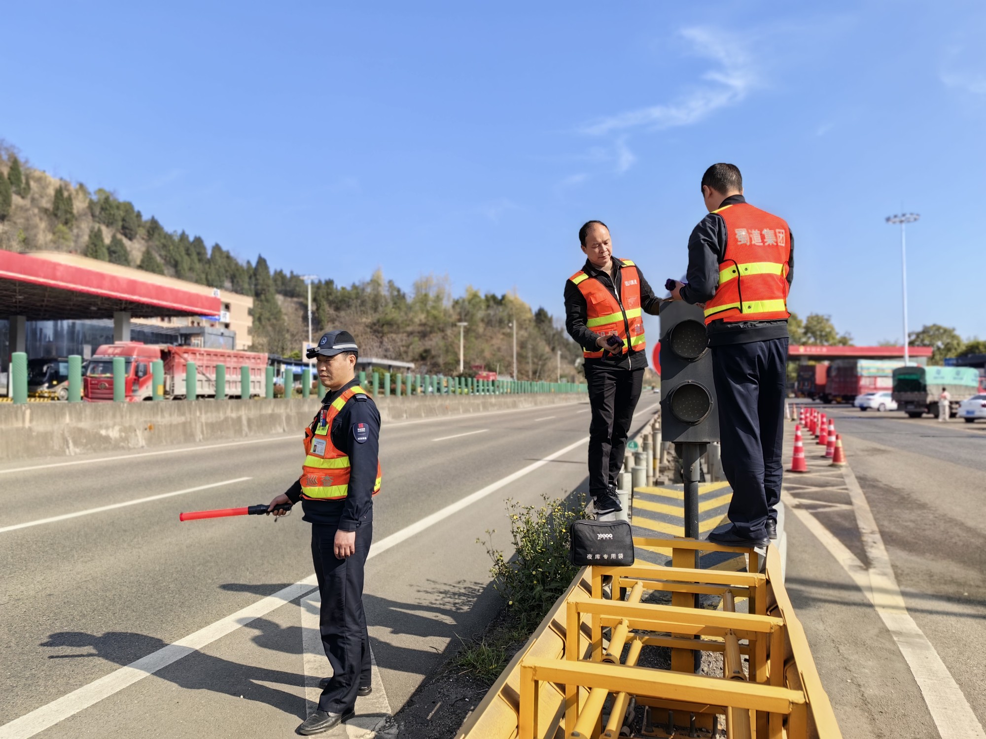 资阳管理处自主维护太阳能匝道灯助力“降本增效”