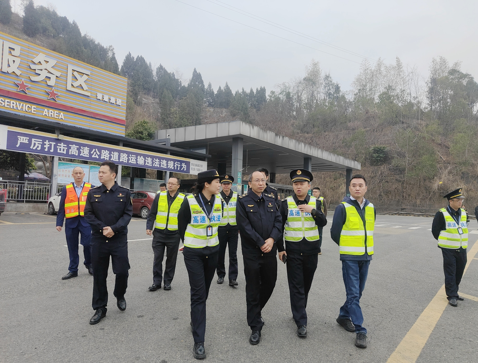 3.15+胡长海+厅高管局交通执法第一支队到成渝高速资阳段督导路域环境治理工作