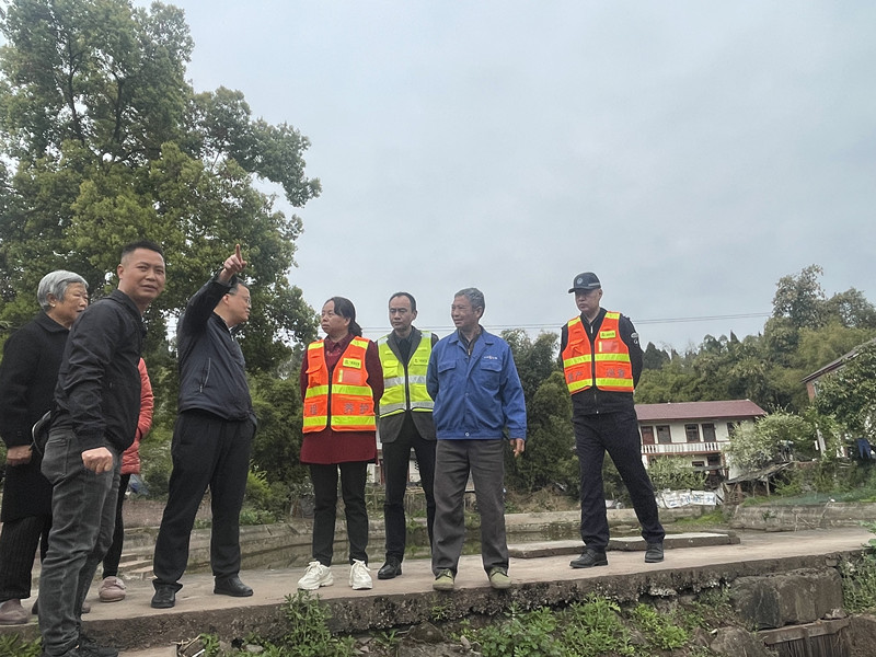 成渝分公司助力地方道路建设履行国企社会责任