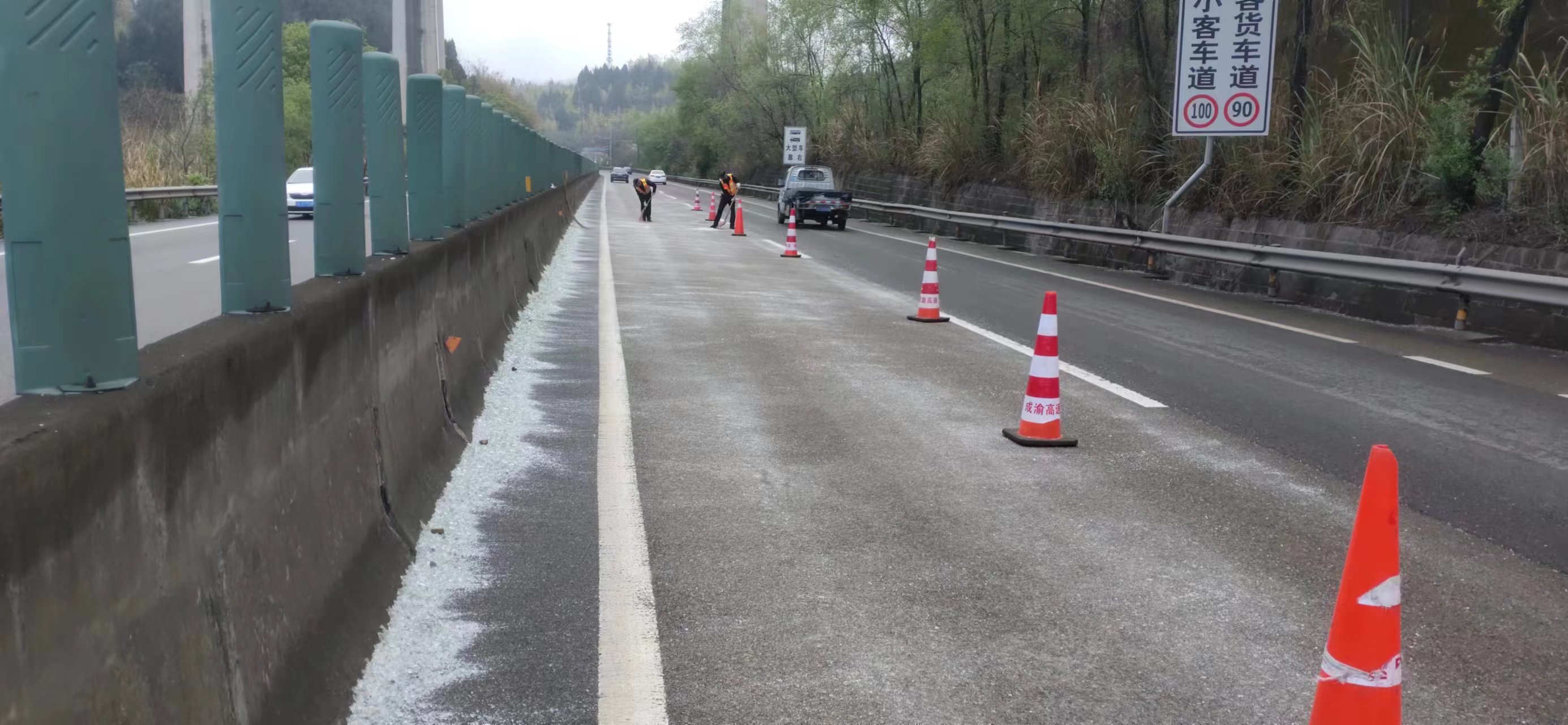 简讯：成都管理处路产管护及时清除路面遗落物