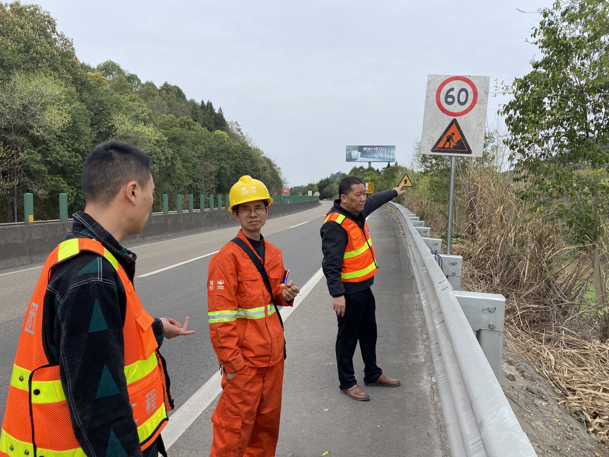 资阳管理处开展涉路施工区域标志标牌专项整治