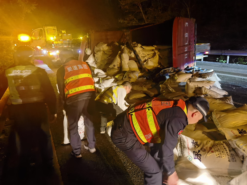 内江管理处高效处置货车侧翻事故