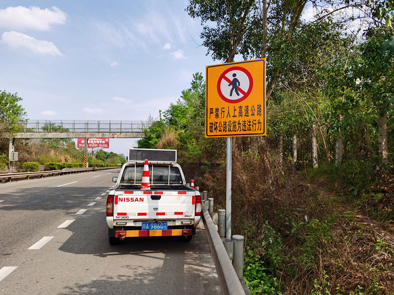 成都管理处多举措消除行人上路隐患
